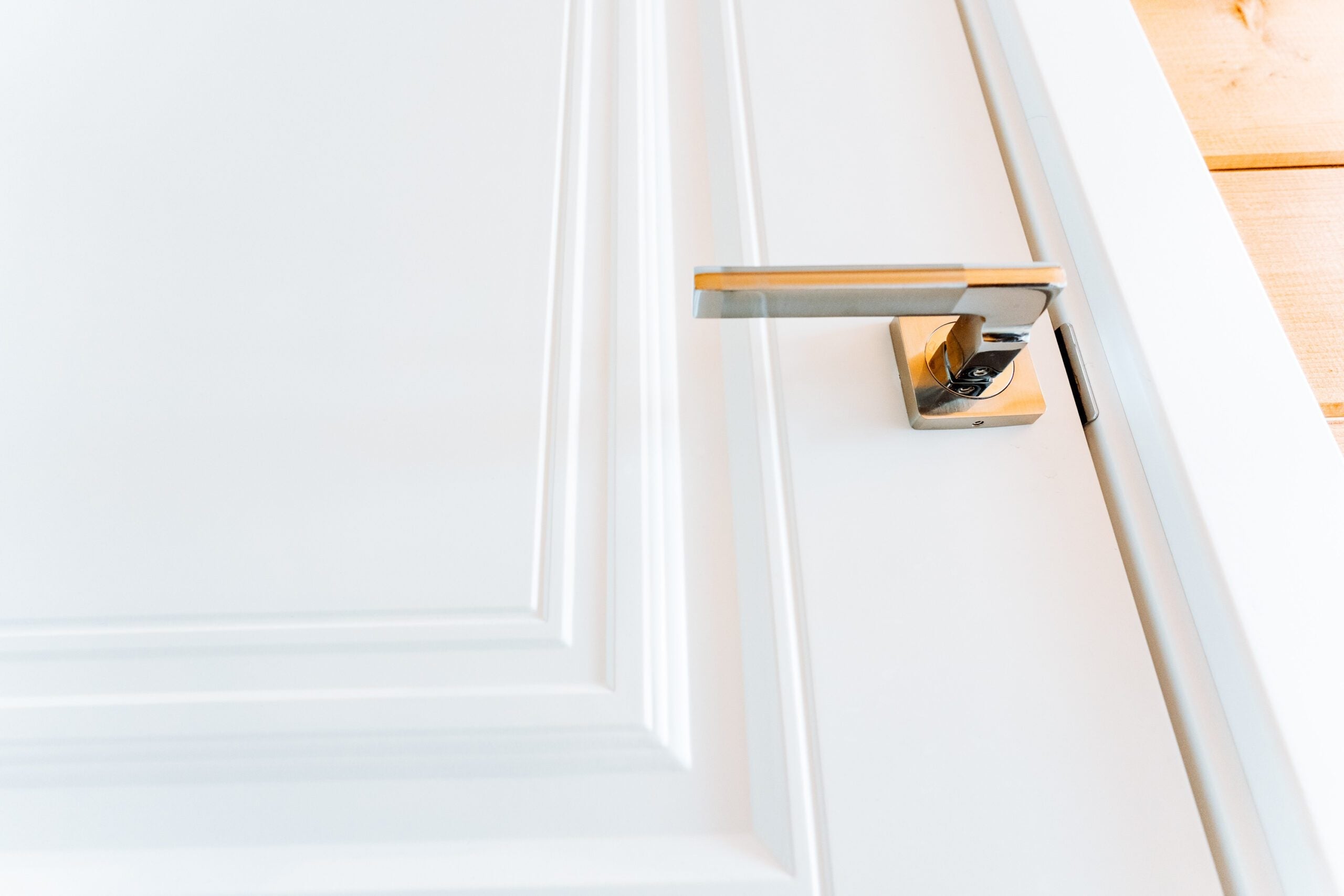 Kunststof vs. metalen deurkrukken: Wat is beter?