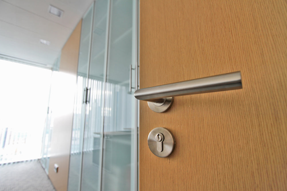 Deurbeslag voor bedrijven: Hoe kies je zakelijk deurbeslag?