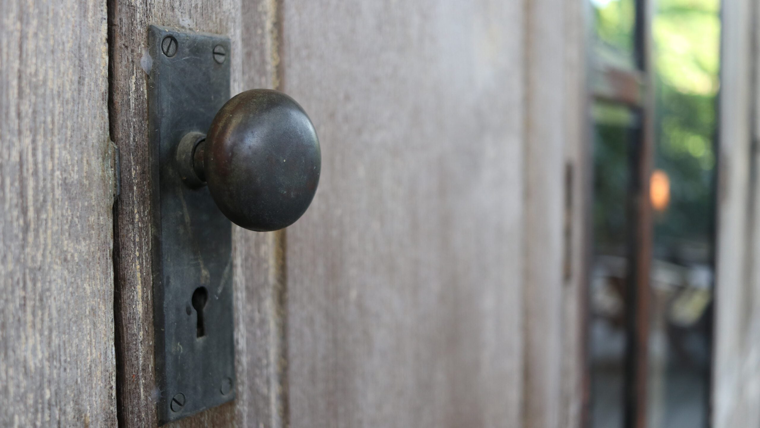 De invloed van deurbeslag op de akoestiek van je woning