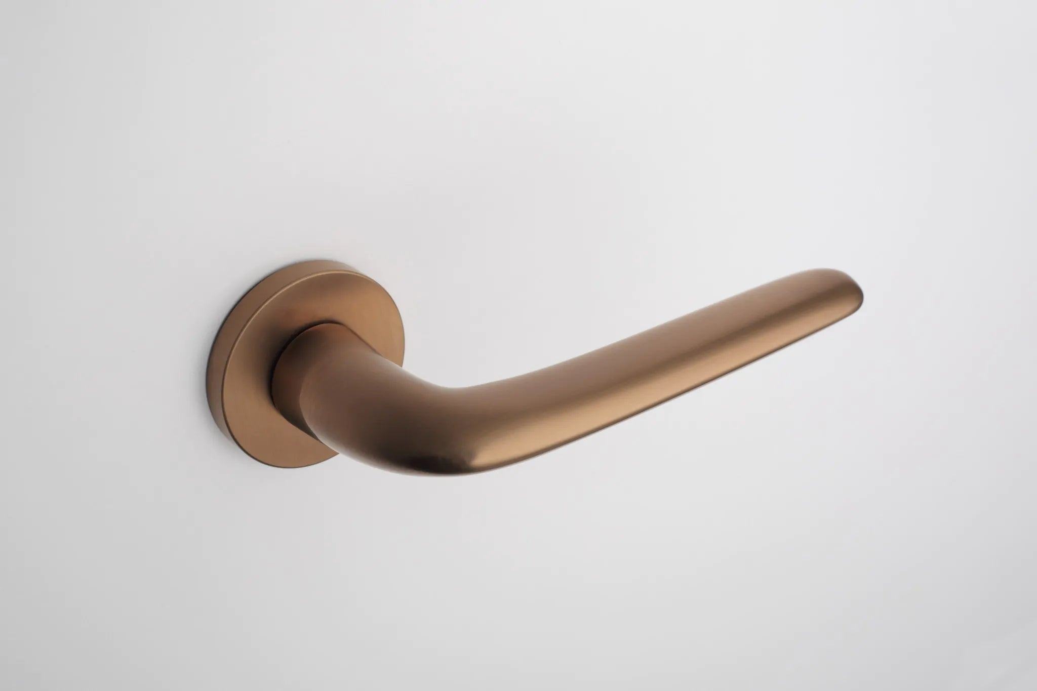 Aprile deurklinken Azalia mat koper PVD sfeer 1