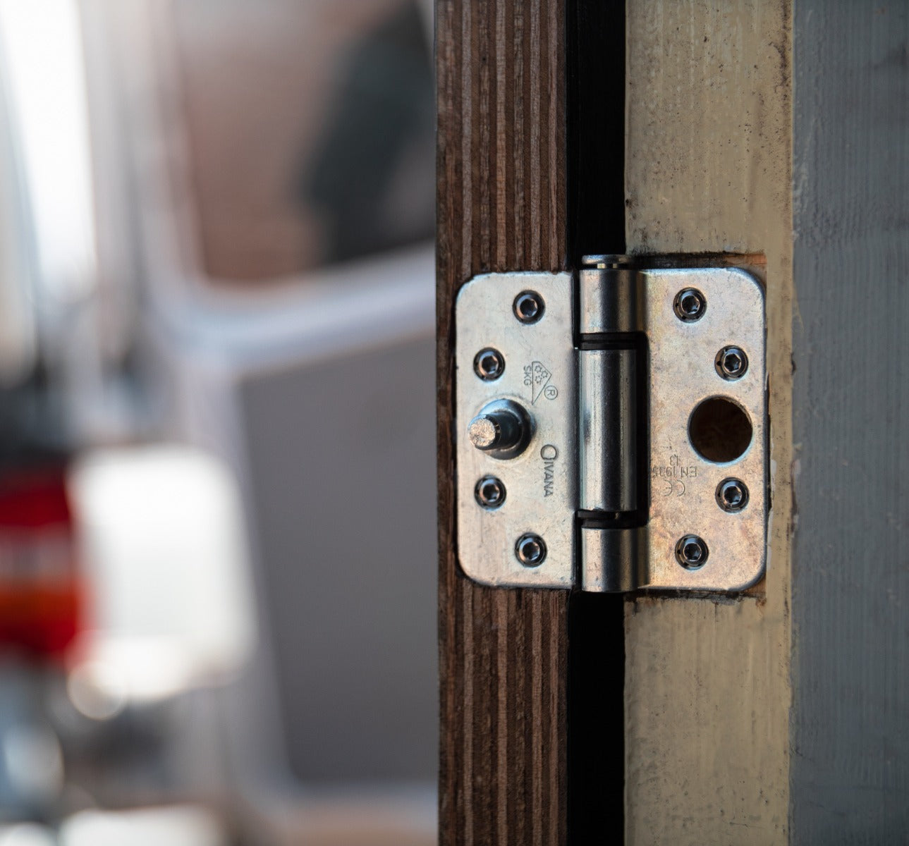 Verborgen scharnieren vs. zichtbare scharnieren: Wat past bij jouw deur?