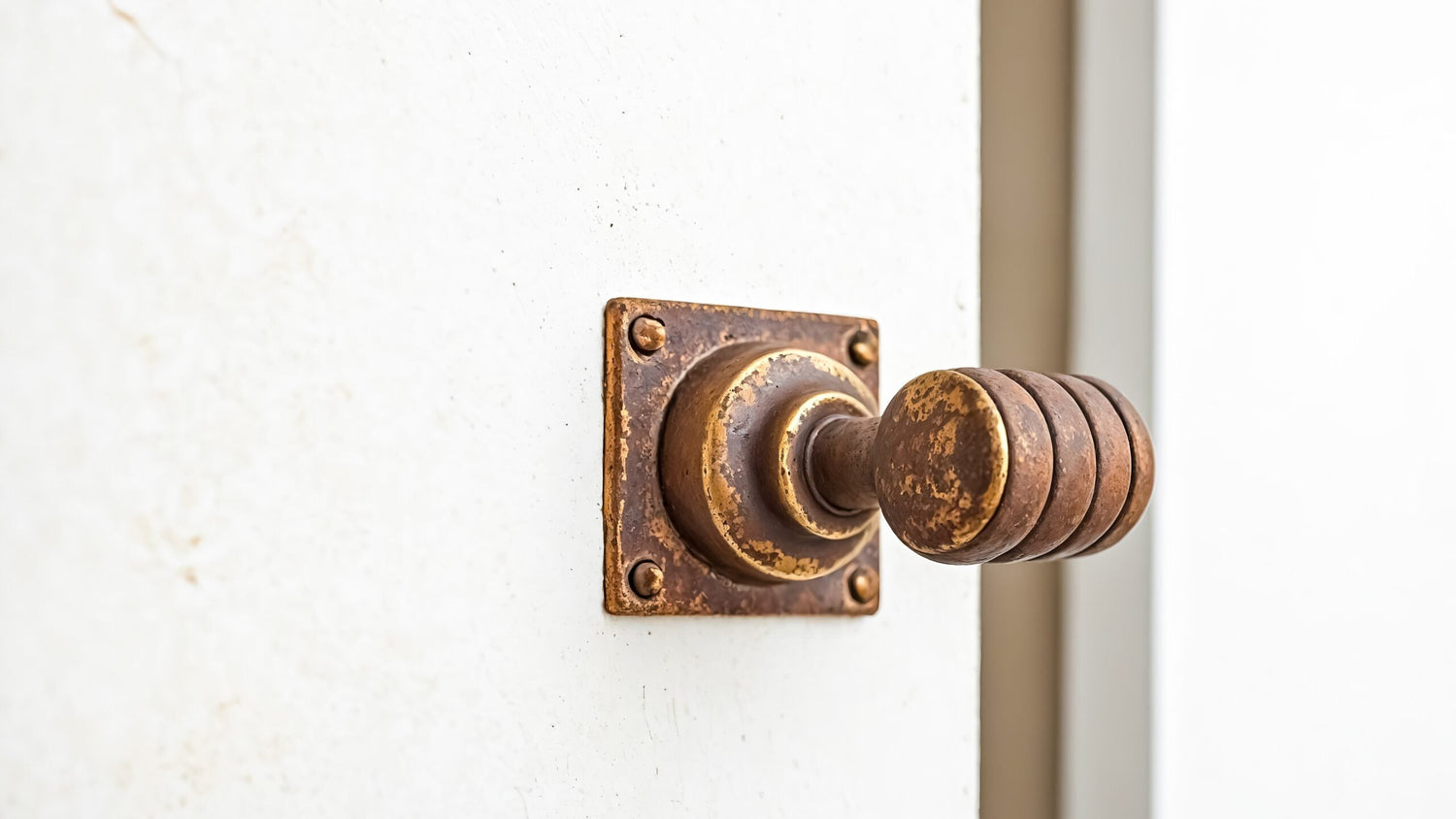 Hoe voorkom je dat deurbeslag gaat piepen?