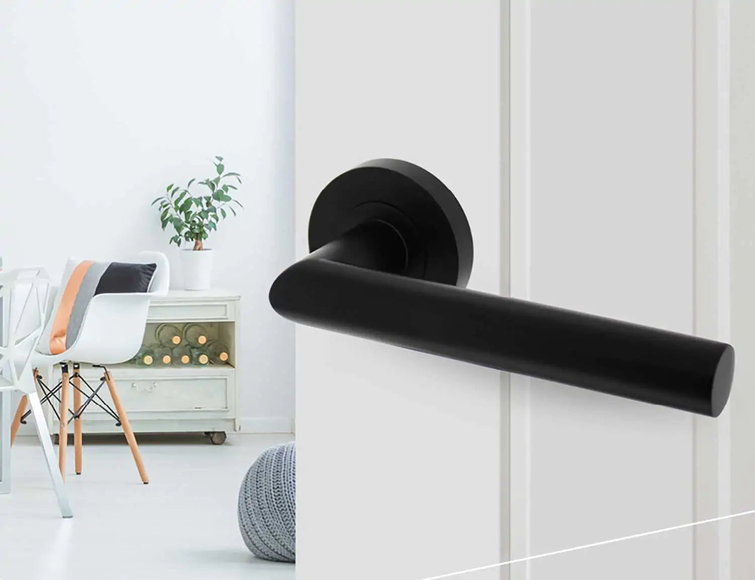 https deurbeslag expert.nl product intersteel deurkruk bastian op rozet o53x8mm zwart