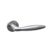 Intersteel deurkruk Jupiter Basic op verdekt rozet Ø53x10 mm in RVS geborsteld - vooraanzicht