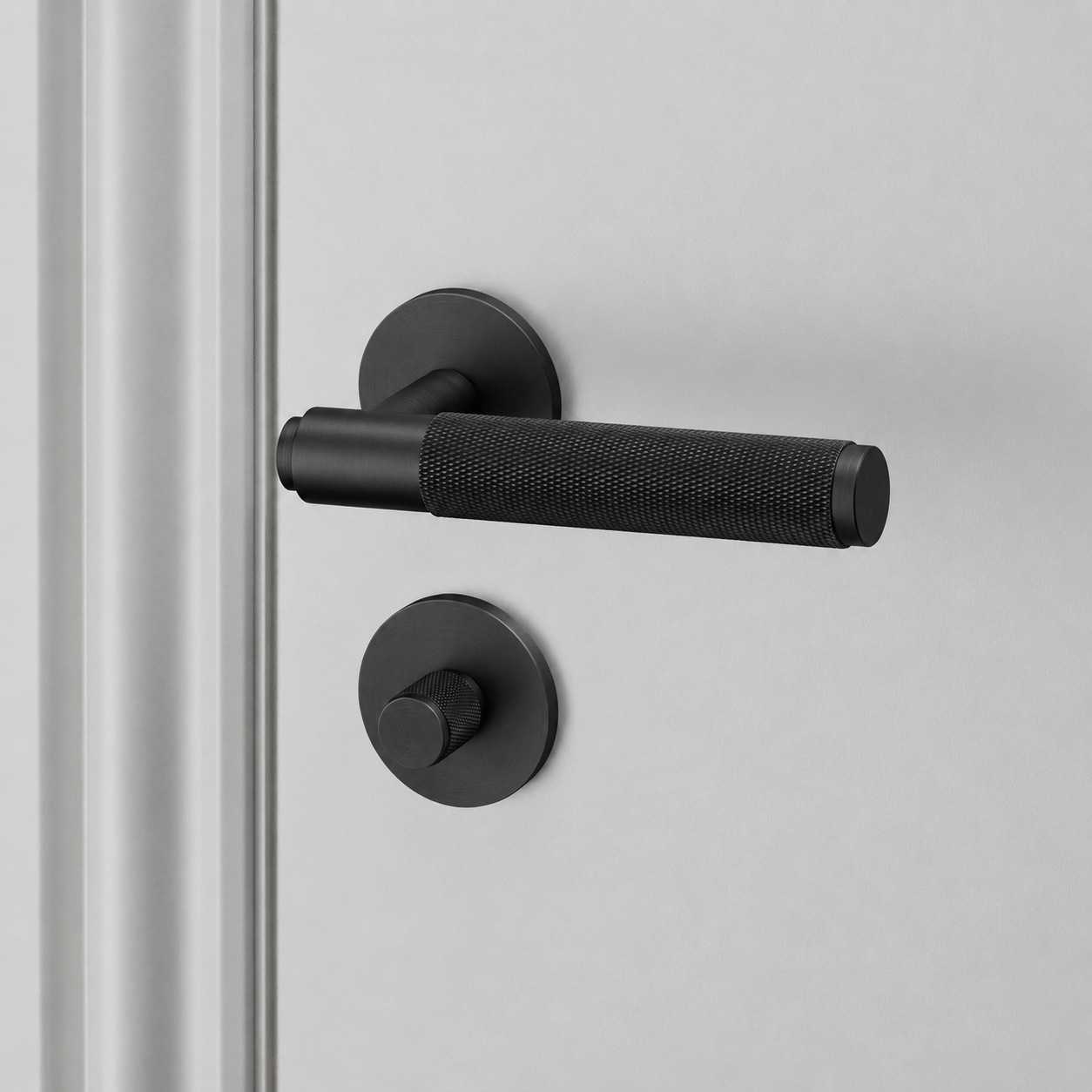 buster + punch cross | deurkruk met wc-/thumbturnslot (38mm) | black