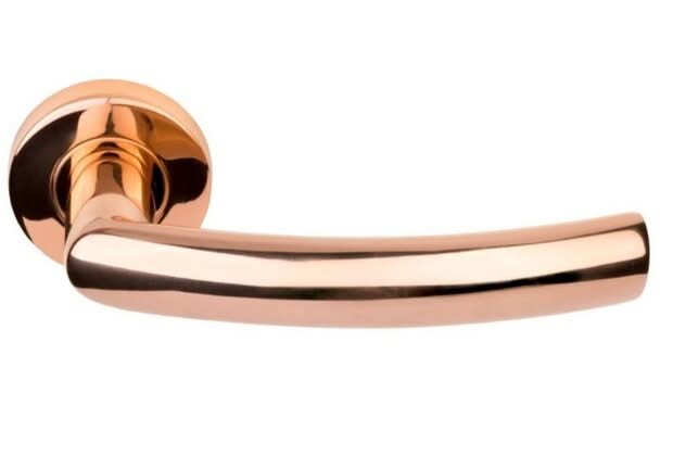 Formani | Deurkruk BASICS LBXIV op ronde rozet | PVD Gepolijst Koper