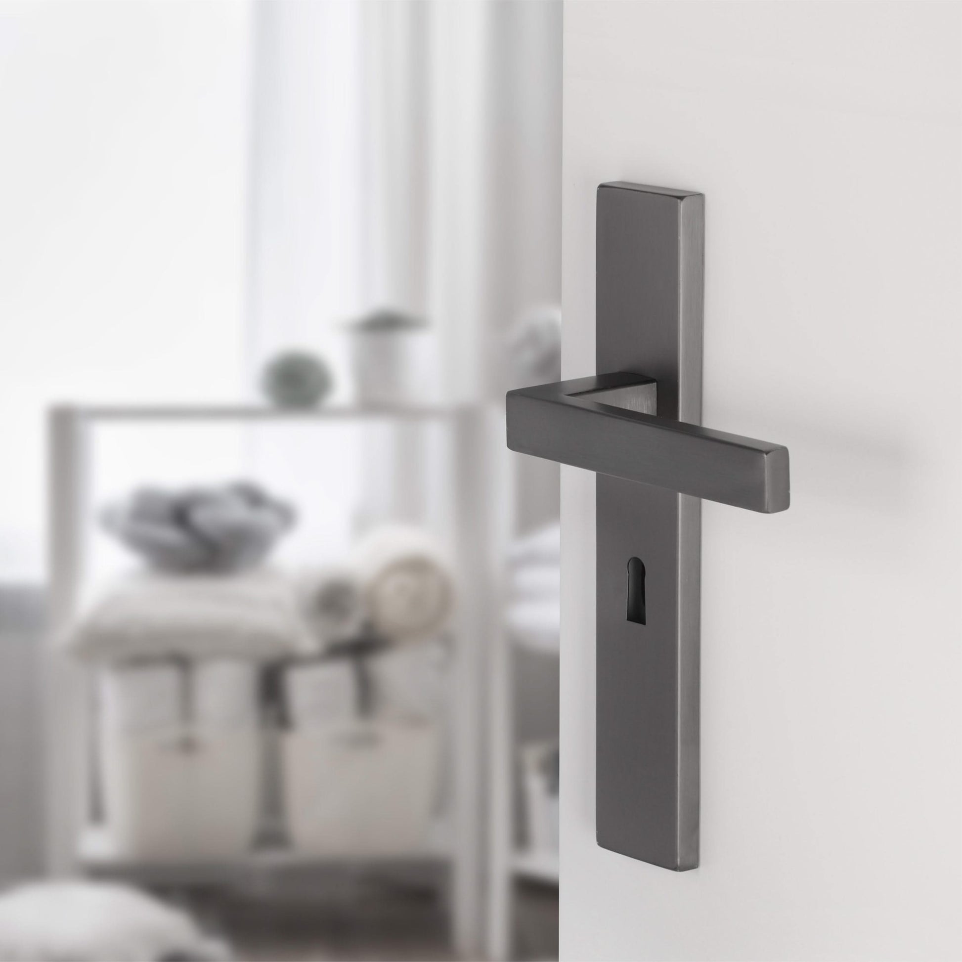 Differnz | Tilburg deurkruk | vierkant schild | sleutel 56 mm | gun metal