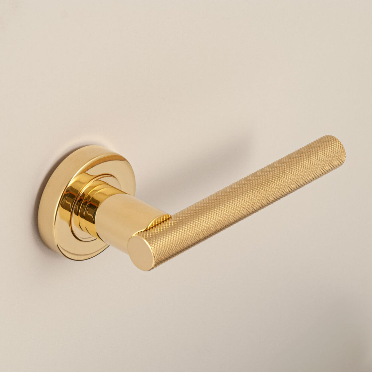 Hard Brass deurkruk Mila ongelakt messing op rond Nika-rozet – afbeelding 2 van 4