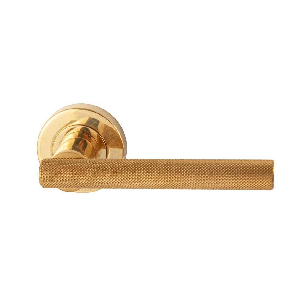 Hard Brass deurkruk Mila ongelakt messing op rond Nika-rozet – afbeelding 1 van 4