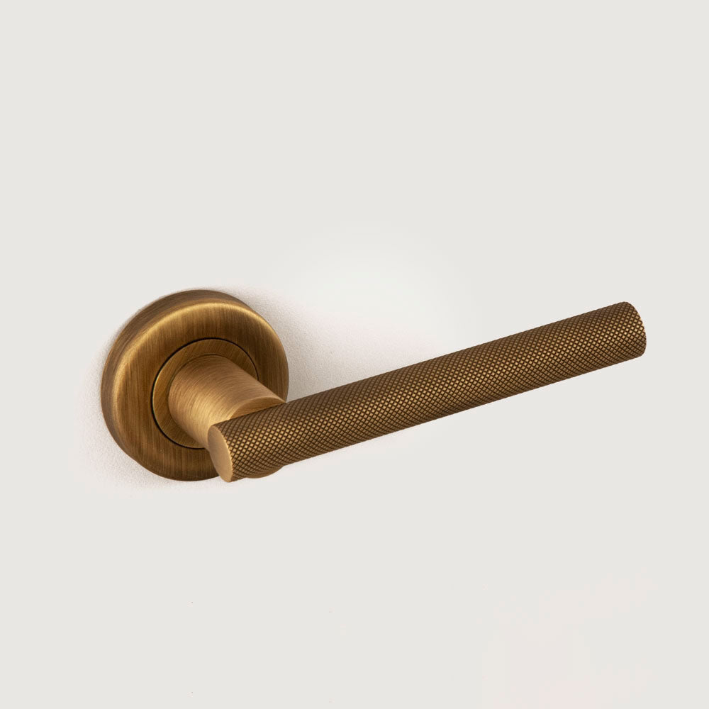 Hard Brass deurkruk Mila mat brons op rond Artax-rozet – afbeelding 2 van 3