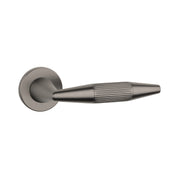 Aprile | Deurkruk Idesa | op rond rozet | Gunmetal - Deurbeslag-expert
