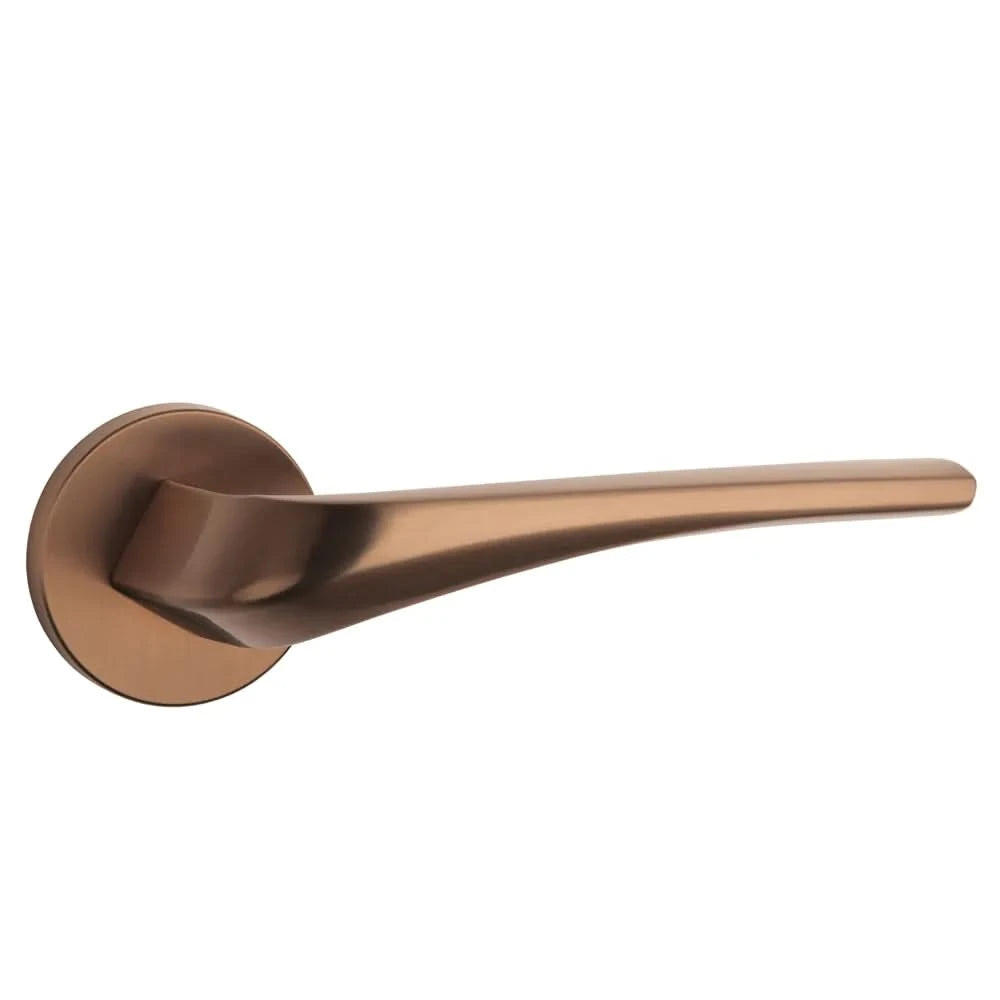 Aprile Massieve Deurkruk Dalia Mat Koper PVD Op Rond Rozet - Deurbeslag-expert