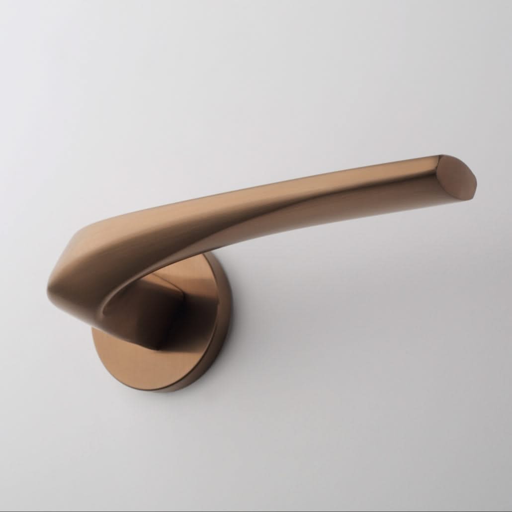 Aprile Massieve Deurkruk Dalia Mat Koper PVD Op Rond Rozet - Deurbeslag-expert