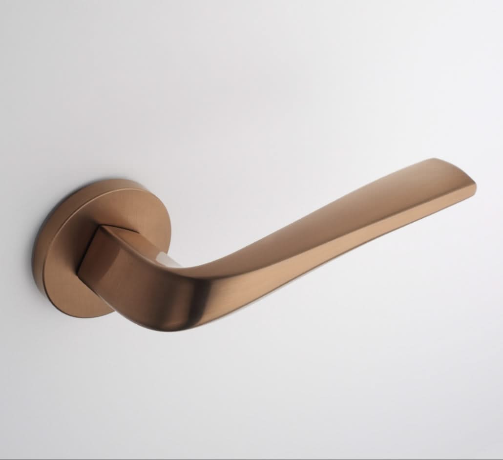 Aprile Massieve Deurkruk Dalia Mat Koper PVD Op Rond Rozet - Deurbeslag-expert