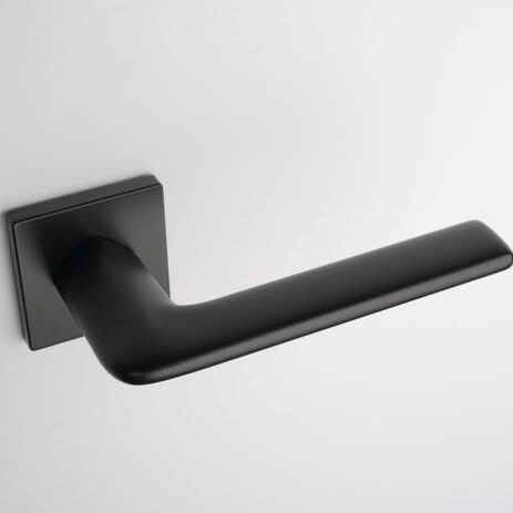 Aprile deurklinken Lila zwart sfeer 1 e1698940505874