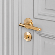 buster + punch linear | deurkruk met wc-/thumbturnslot (swe 27mm) | brass