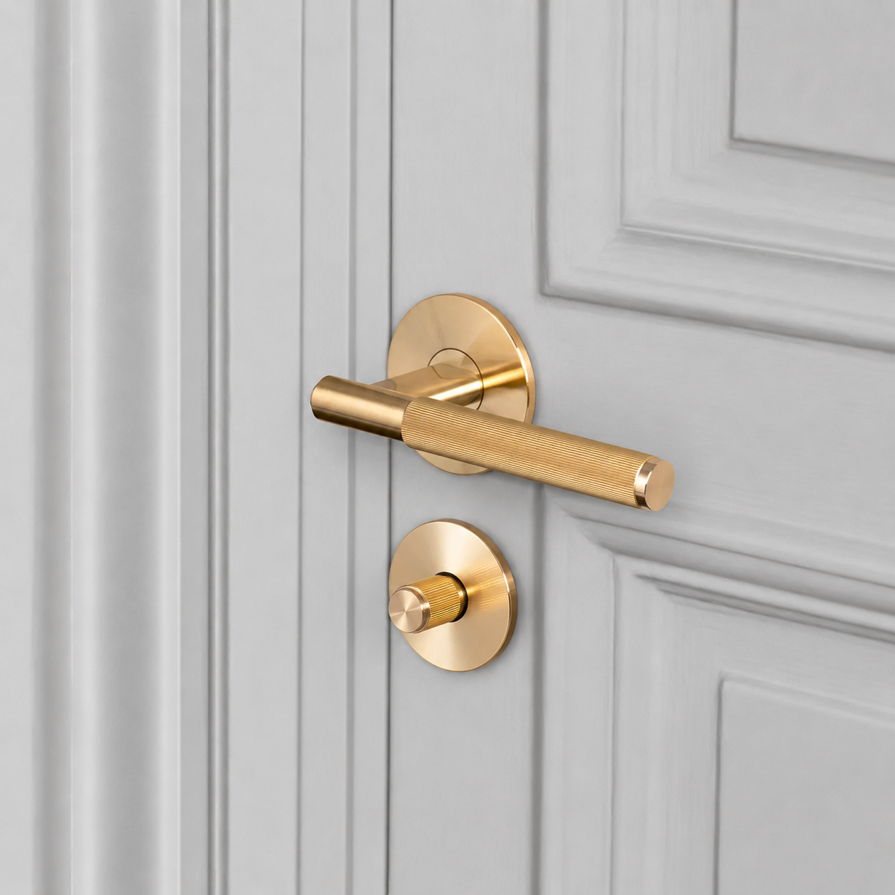 buster + punch linear | deurkruk met wc-/thumbturnslot (swe 27mm) | brass