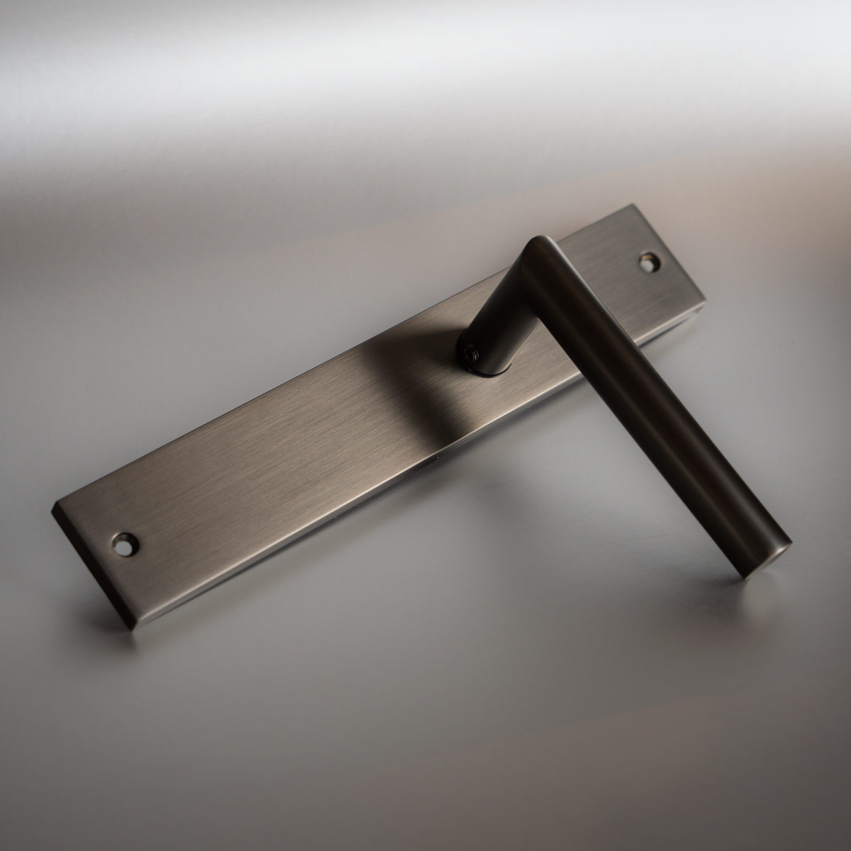 Intersteel Deurkruk Bastian op schild 245x45 mm blind antracietgrijs
