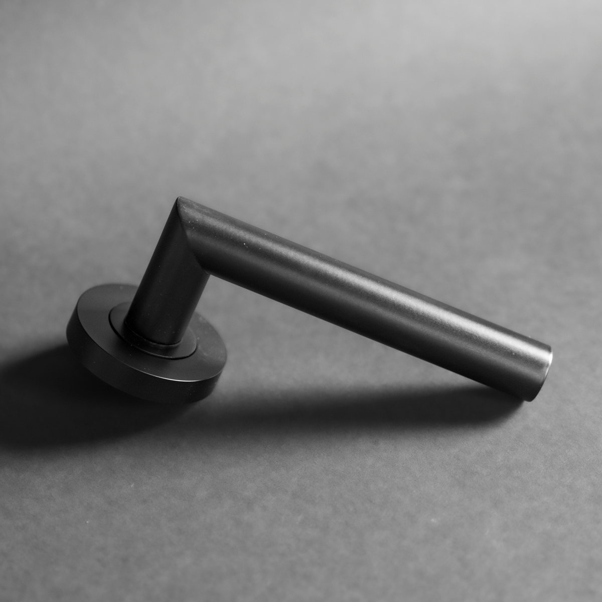 Intersteel Deurkruk Hoek 90° op rozet ¸53x8 mm antraciet grijs