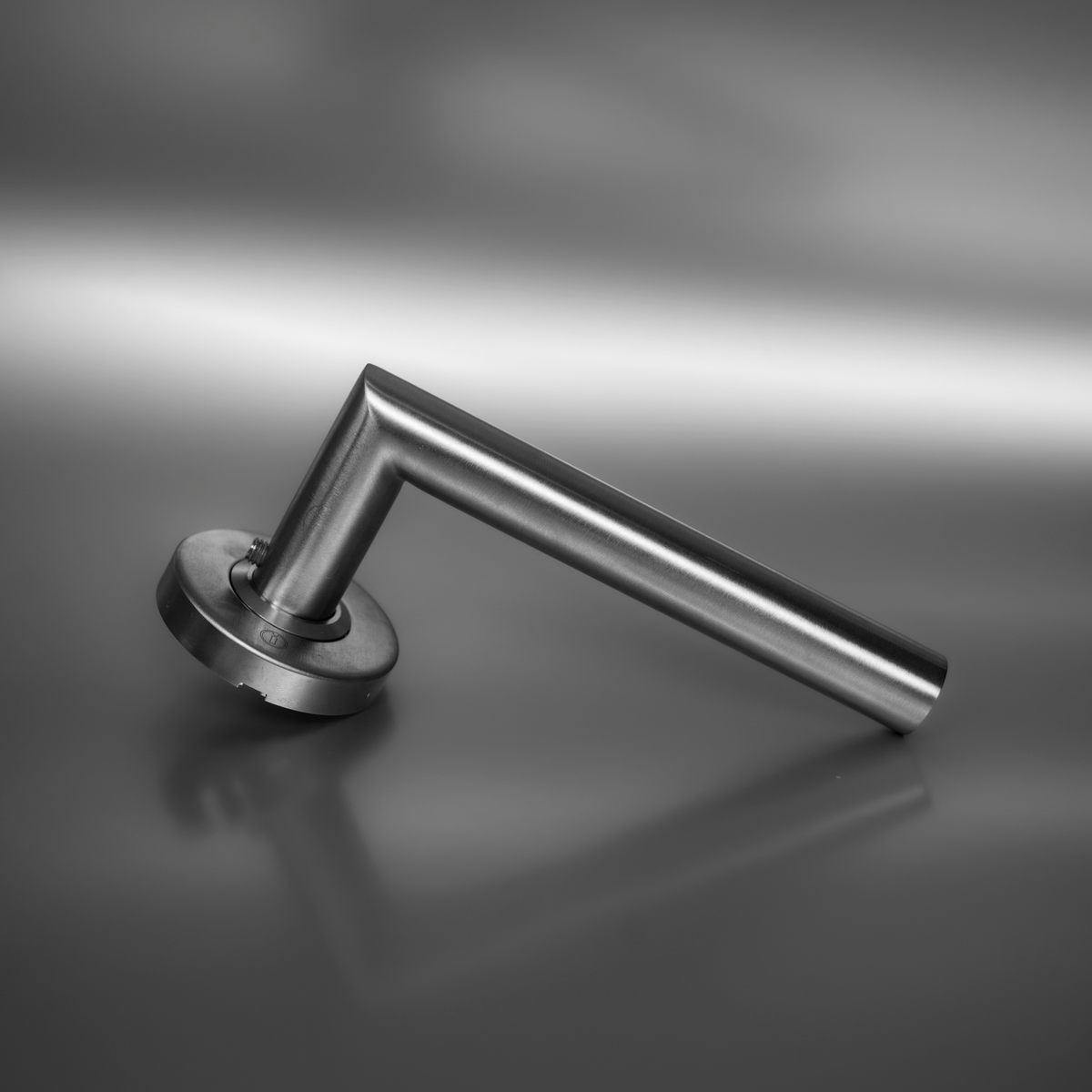 Intersteel Deurkruk Hoek 90° op rozet met ring met veer rvs geborsteld