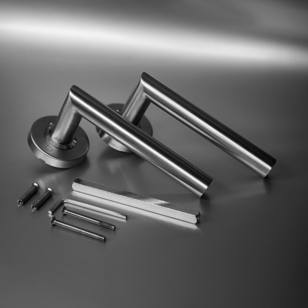 Intersteel Deurkruk Hoek 90° op rozet met ring met veer rvs geborsteld