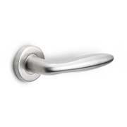 Formani | Deurkruk BASICS LB18H op ronde rozet | RVS mat