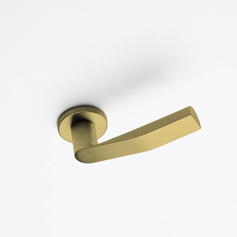DND deurkruk Kind Of in Satin Gold gemonteerd op een binnendeur – sfeerbeeld