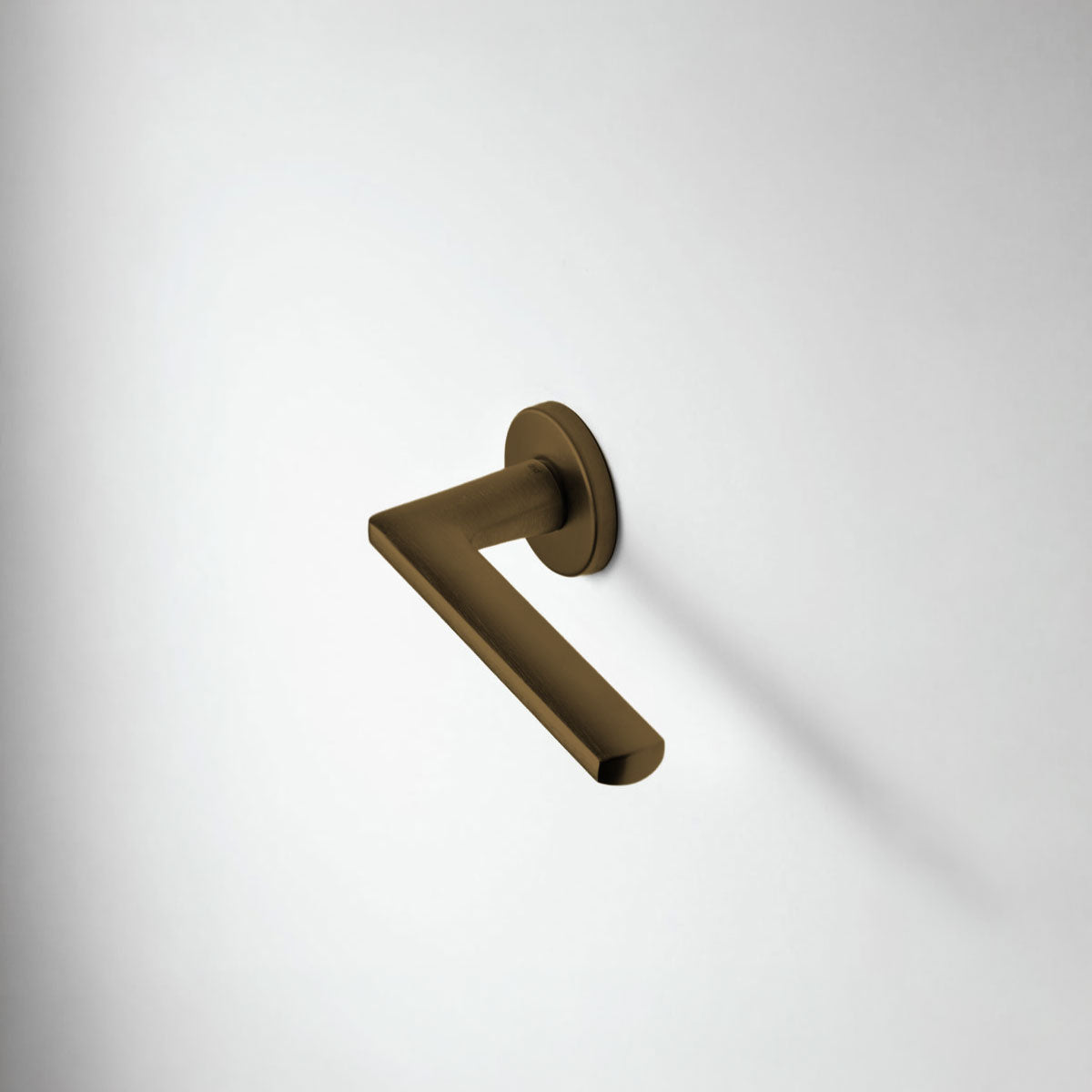 DND deurkruk Luce P in Pearl Bronze gemonteerd op een binnendeur – sfeerbeeld