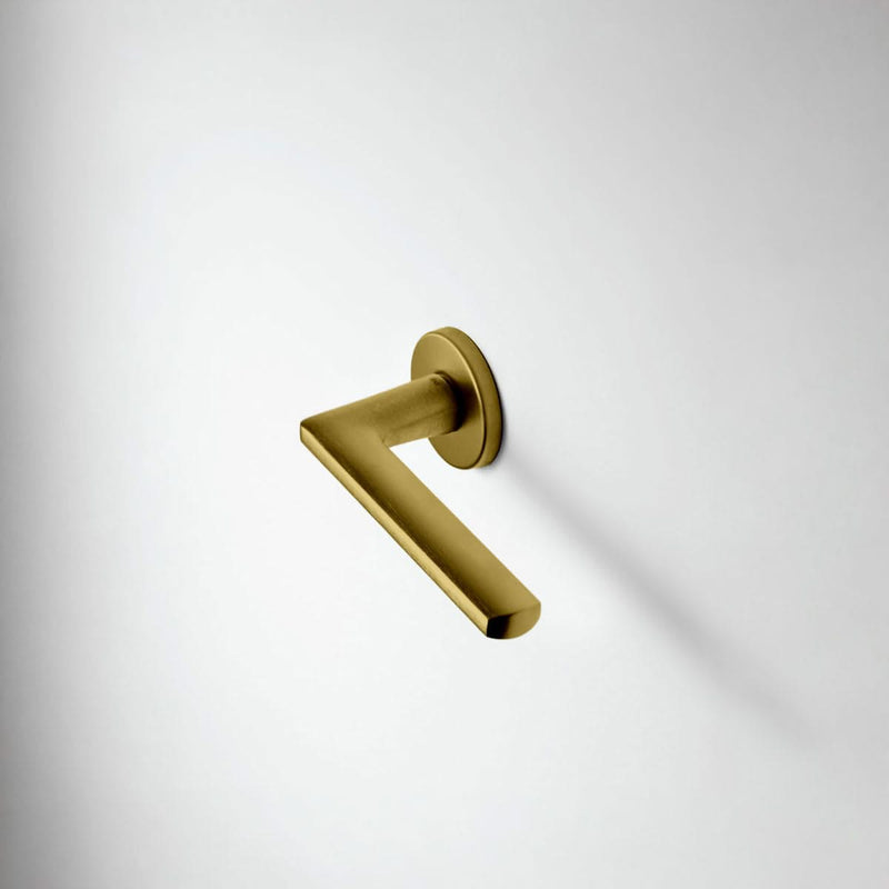 DND deurkruk Luce P in Satin Gold gemonteerd op een binnendeur – sfeerbeeld