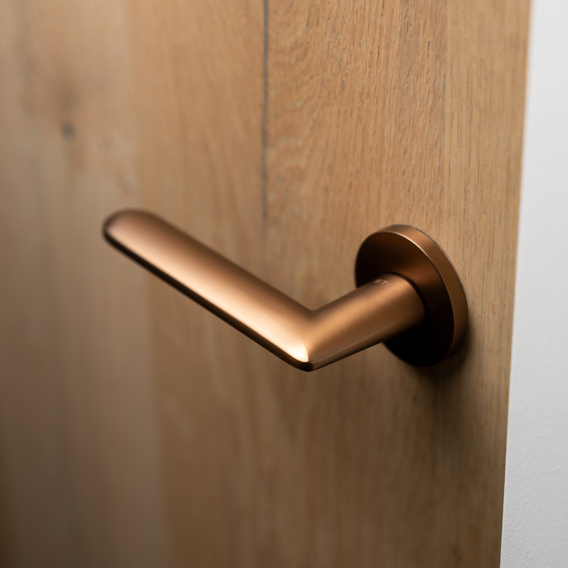 STILE deurklink AVA op rond rozet 53x7 mm licht brons – gemonteerd