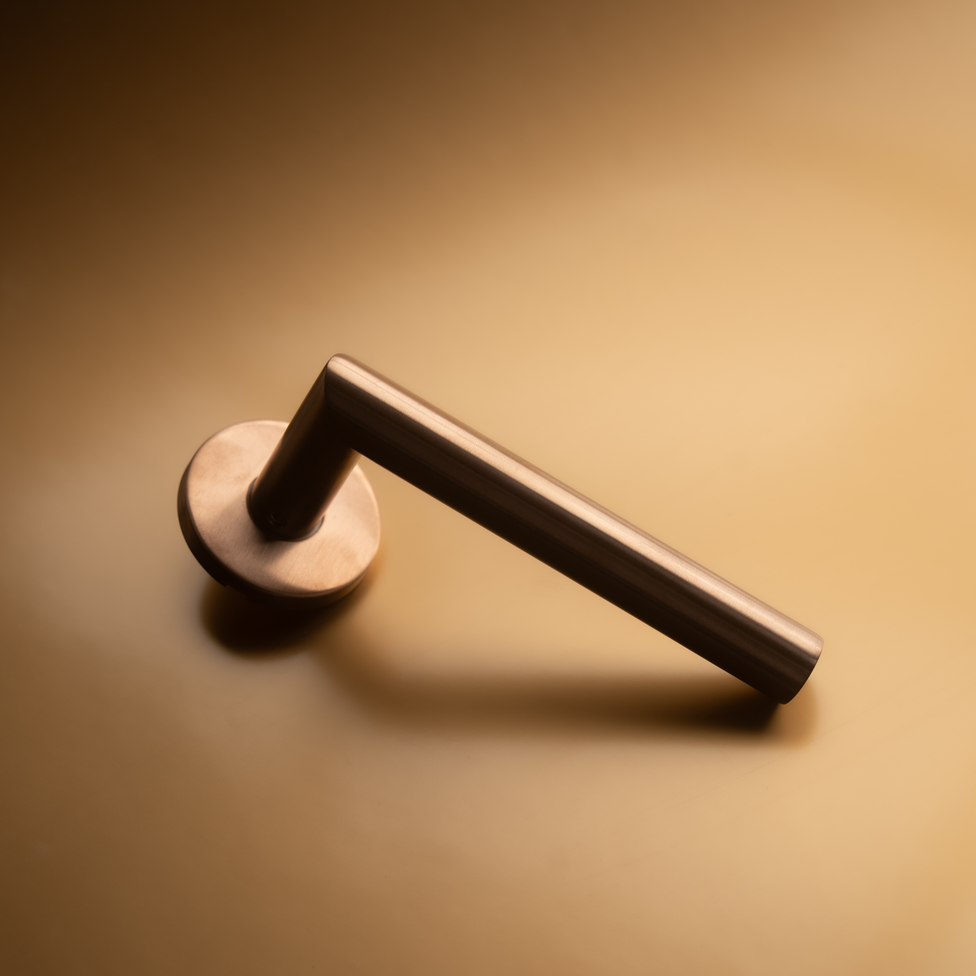 Formani | Deurkruk Geveerd LB2-19 op Ronde Rozet | EN1906 klasse 3 | PVD Licht Brons - Deurbeslag-expert