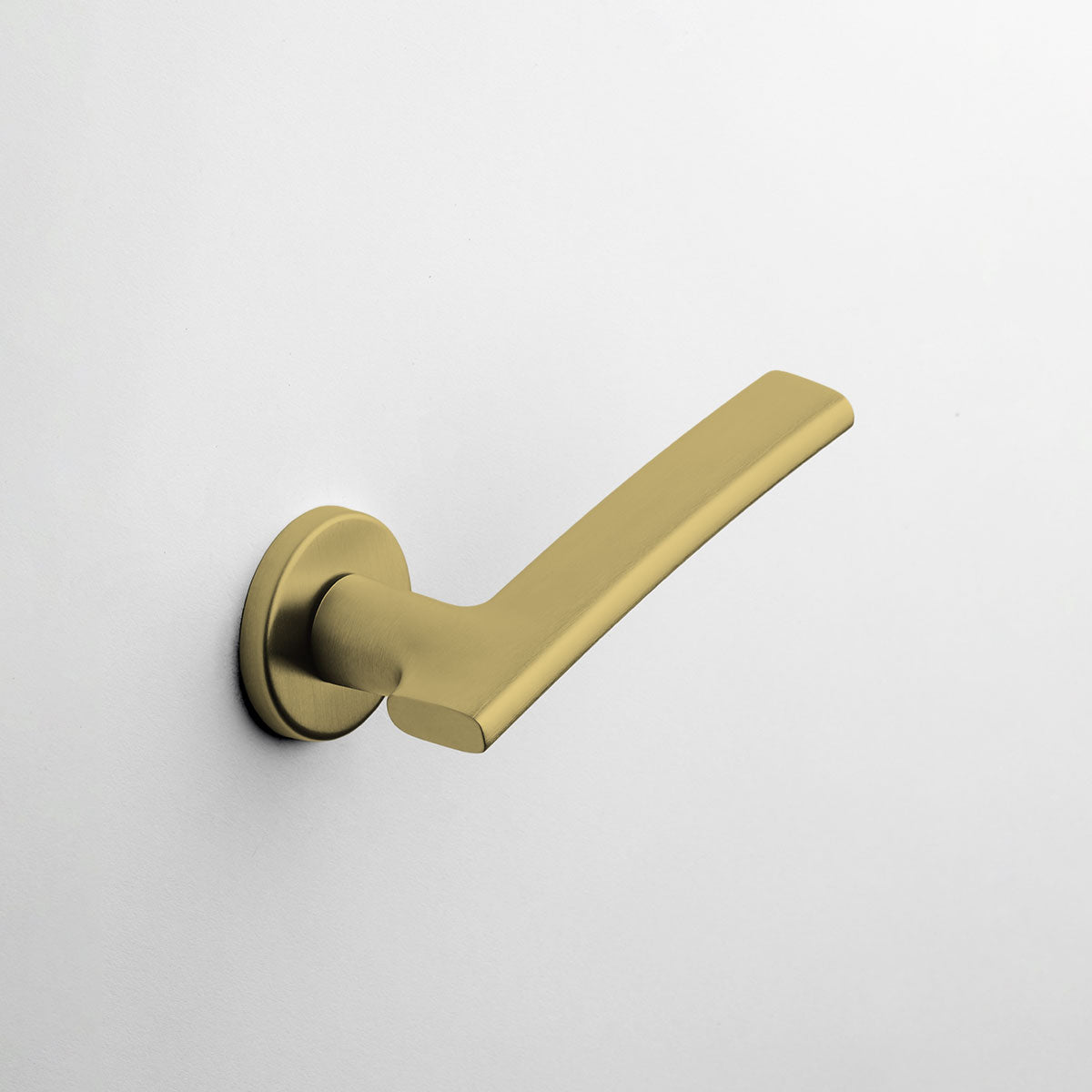 DND deurkruk San in Satin Gold gemonteerd op een binnendeur – sfeerbeeld