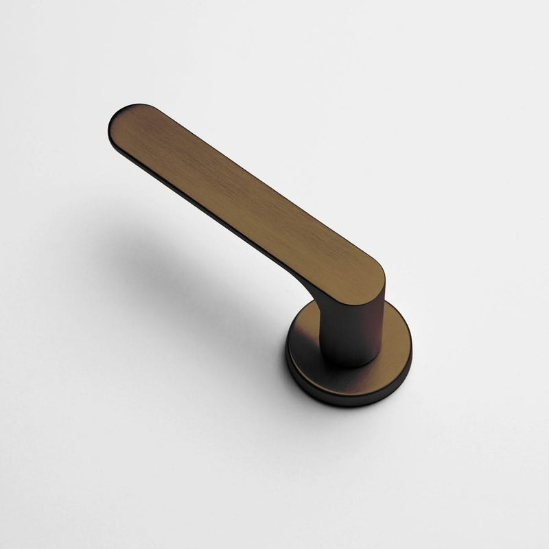 DND deurkruk Spot in Pearl Bronze gemonteerd op een binnendeur – sfeerbeeld