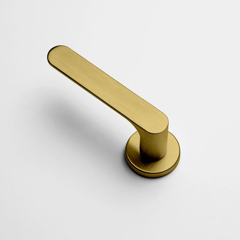 DND deurkruk Spot in Satin Gold gemonteerd op een binnendeur – sfeerbeeld