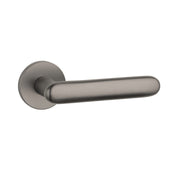 STILE | Deurkruk Larka | op rond rozet | Gunmetal - Deurbeslag-expert