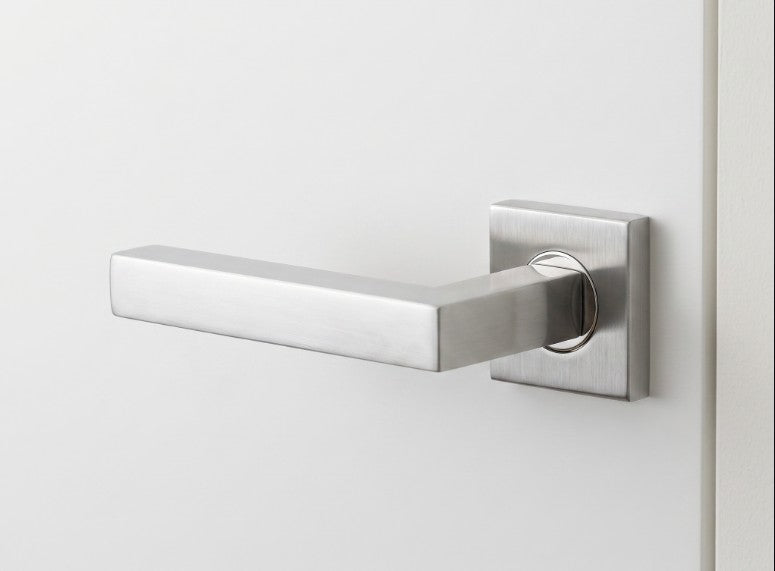 Formani | Deurkruk BASIC BSQ1-G op vierkant rozet | RVS mat - Deurbeslag-expert