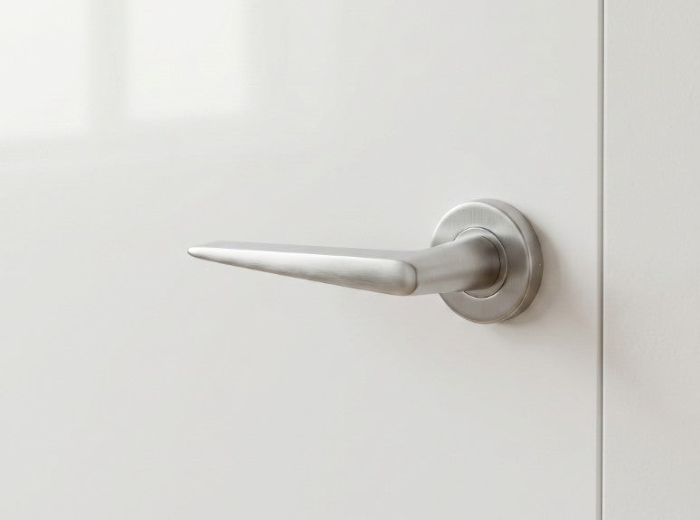 Formani | Deurkruk BASICS LB21H op ronde rozet | RVS mat - Deurbeslag-expert