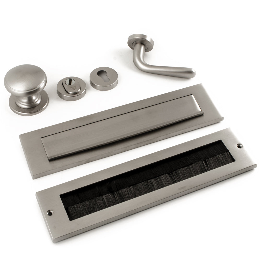 Hardbrass Voordeurset Rond met Briefplaat en Tochtwering Rechts SKG3 | PVD INOX - Deurbeslag-expert