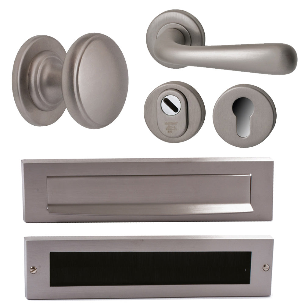 Hardbrass Voordeurset Rond met Briefplaat en Tochtwering Rechts SKG3 | PVD INOX - Deurbeslag-expert