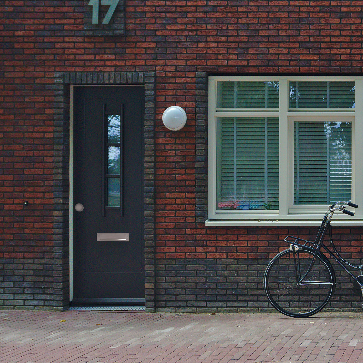 Hardbrass Voordeurset Rond met Briefplaat en Tochtwering Rechts SKG3 | PVD INOX - Deurbeslag-expert