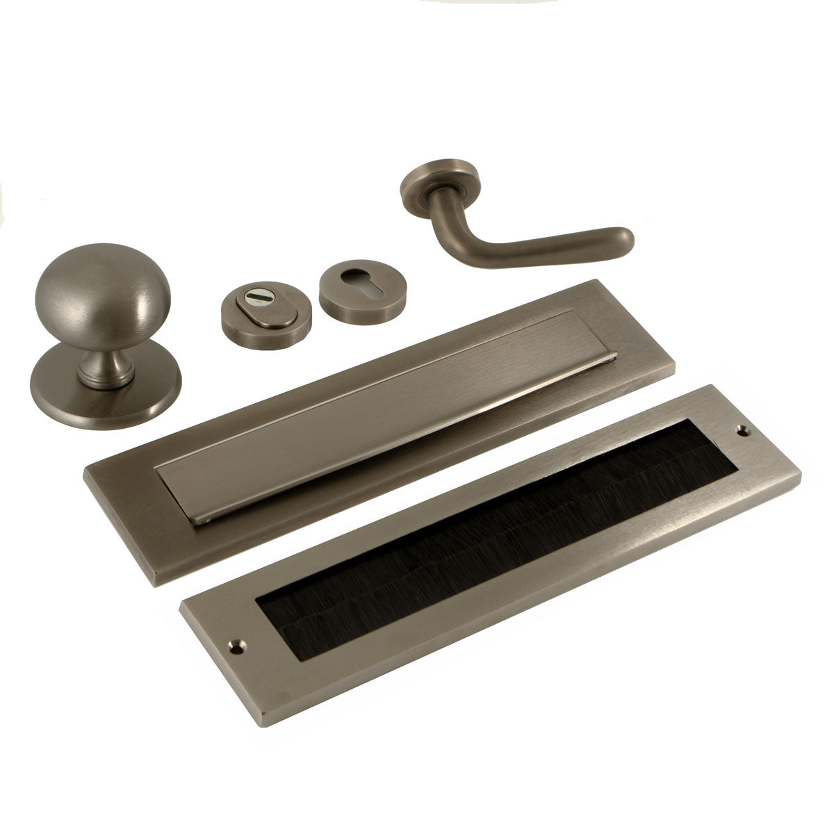 Hardbrass Voordeurset Rond met Briefplaat en Tochtwering Rechts SKG3 | PVD Gun Metal - Deurbeslag-expert