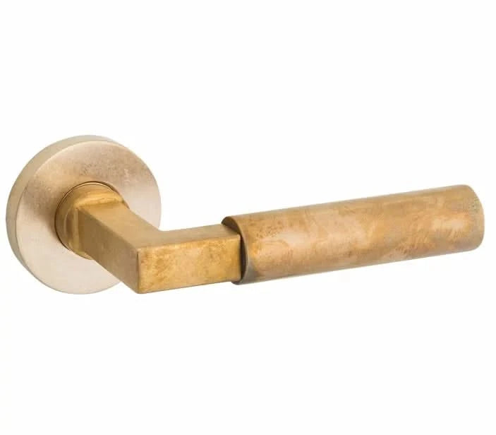 Artitec Deurkruk op rond rozet Bauhaus/Vivo Messing antiek - Deurbeslag-expert