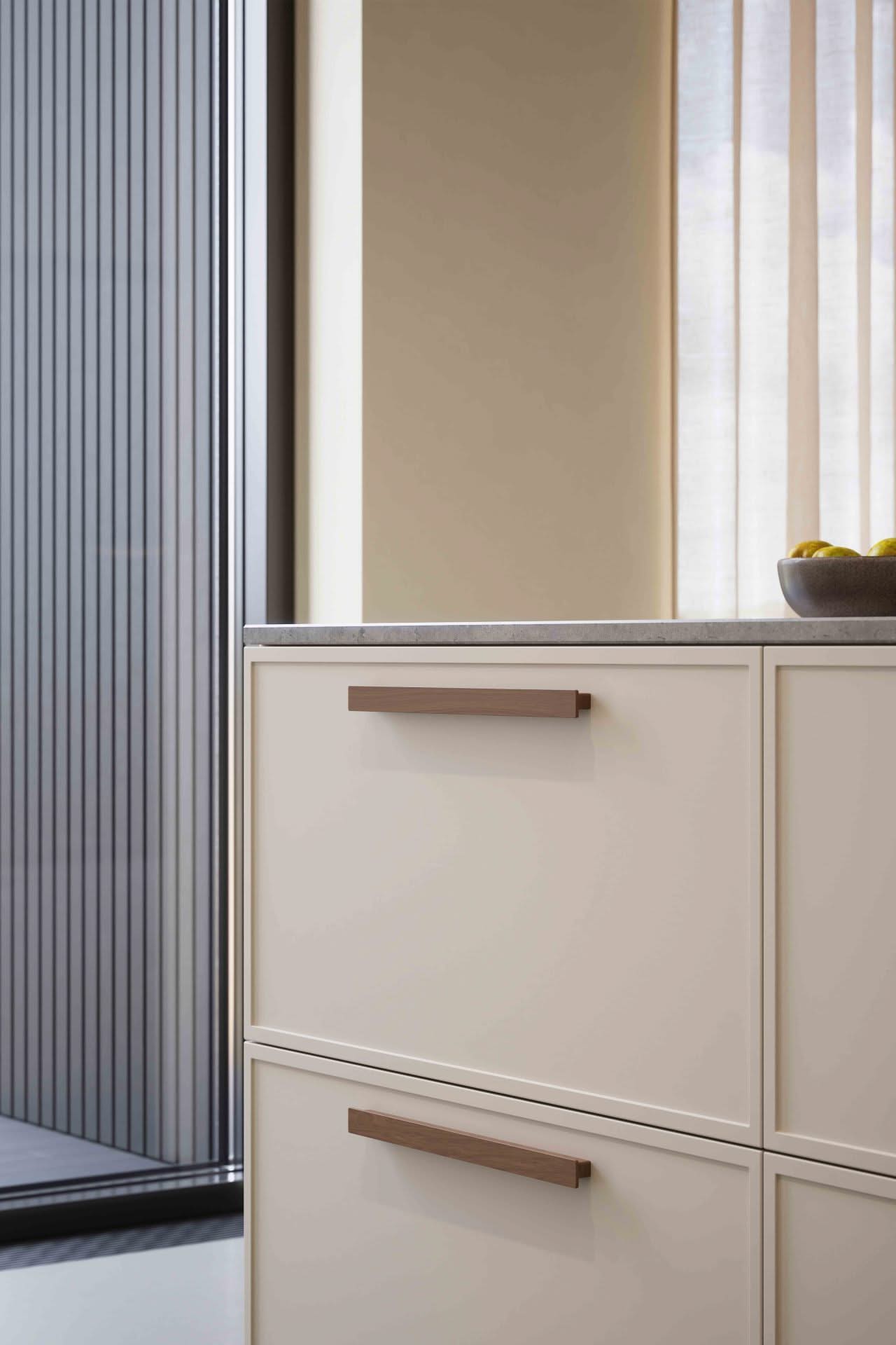 Staalimex Houten Handgreep 350mm Husby Walnoot - Deurbeslag-expert