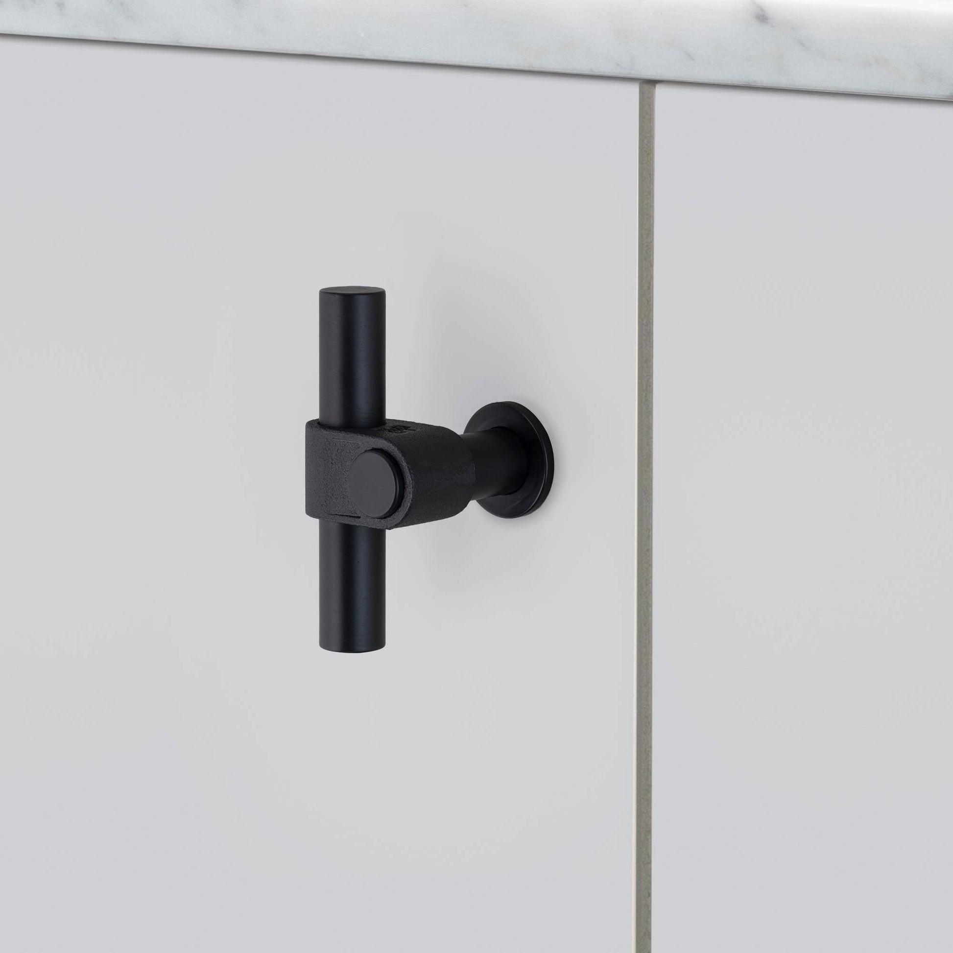 buster + punch cast | meubelgreep t-bar | welders black