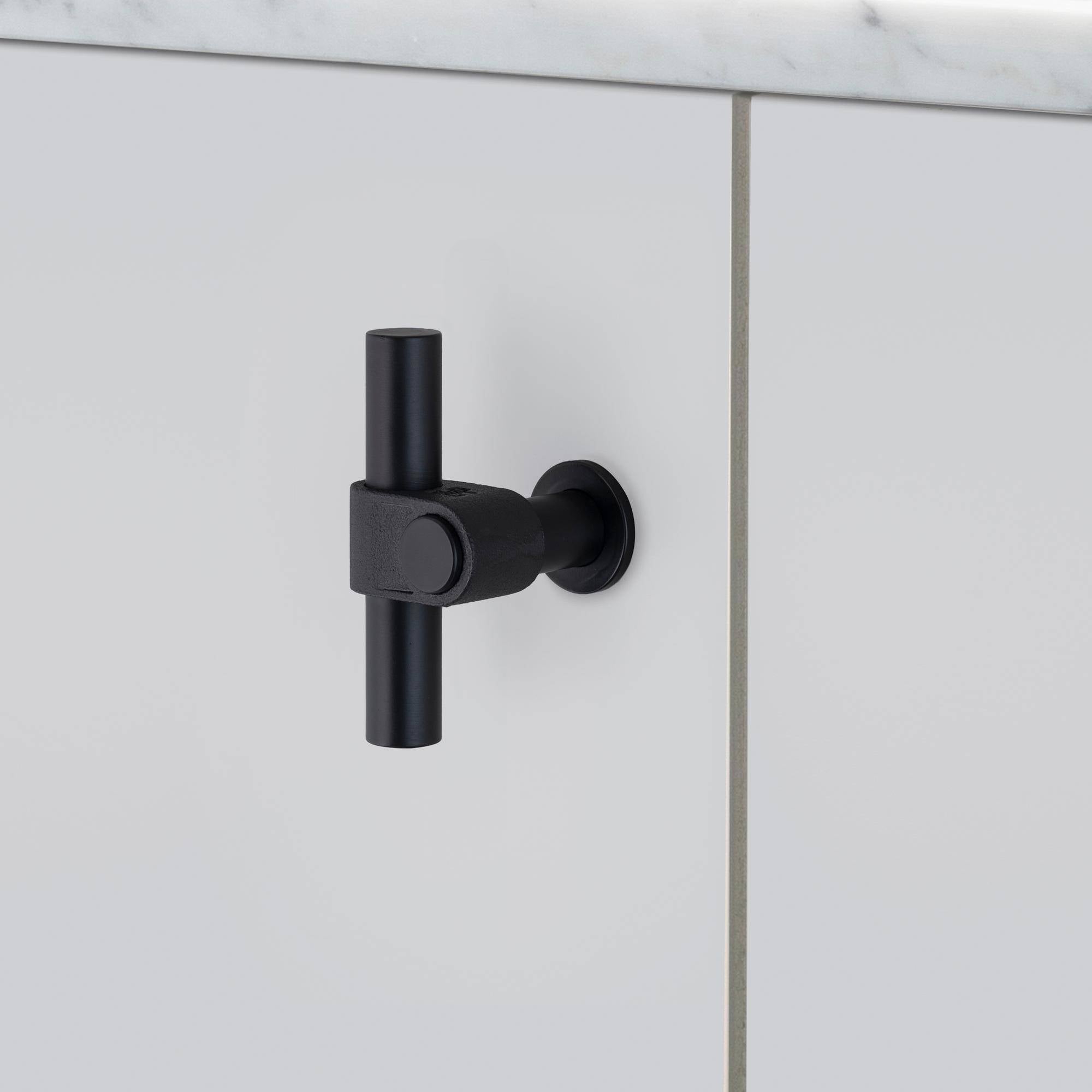 buster + punch cast | meubelgreep t-bar | welders black