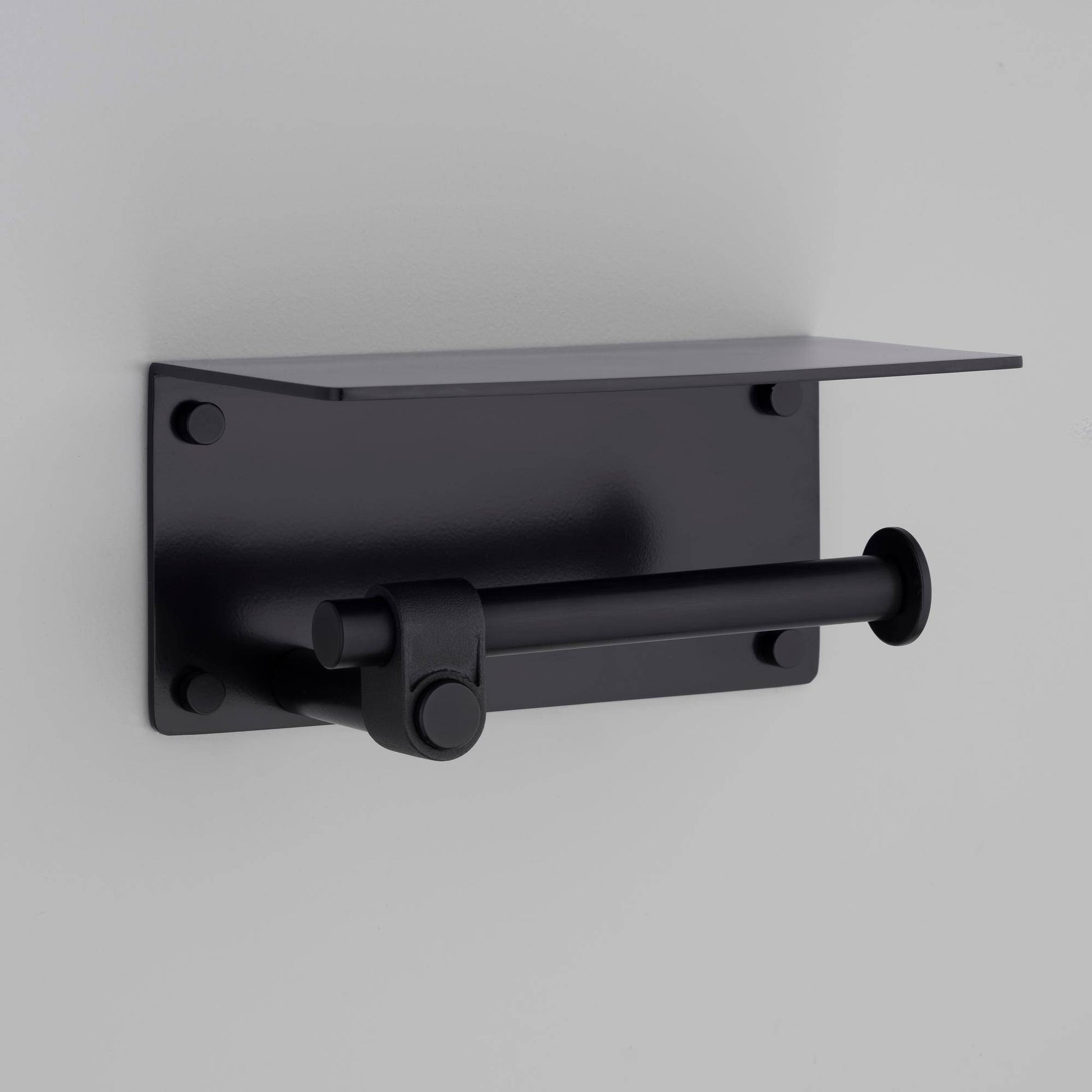 buster + punch cast | toiletrolhouder met plank | welders black