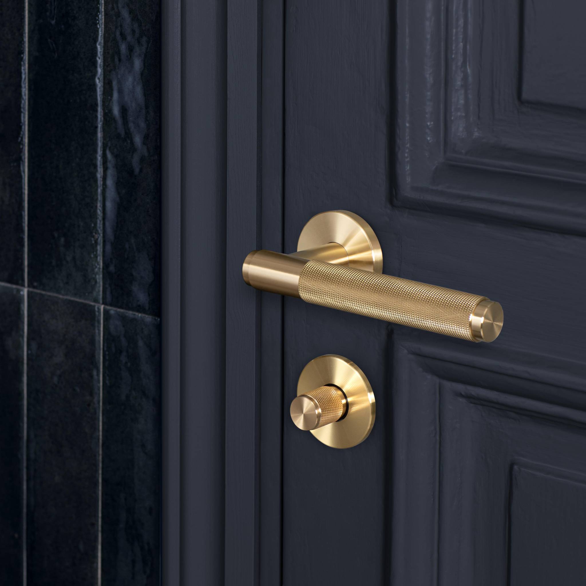 Buster + Punch Cross deurkruk op rozet goud – productfoto