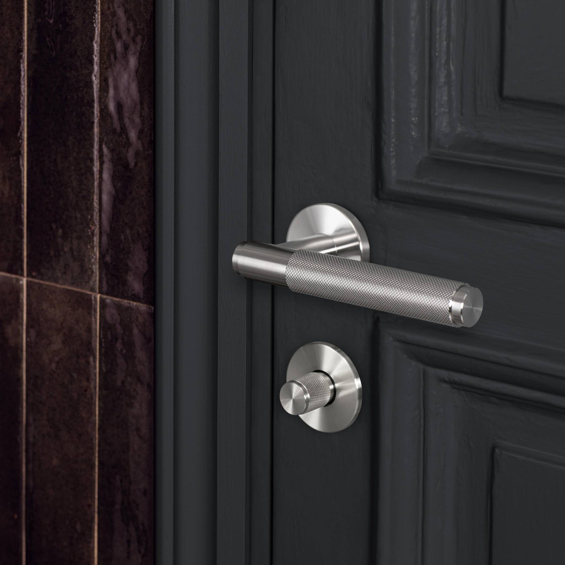 Buster + Punch Cross deurkruk op rozet steel – rozetdetail