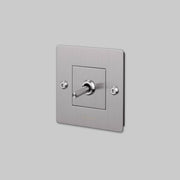 buster + punch | lichtschakelaar 1-voudige tuimelschakelaar linear (met logo) | steel
