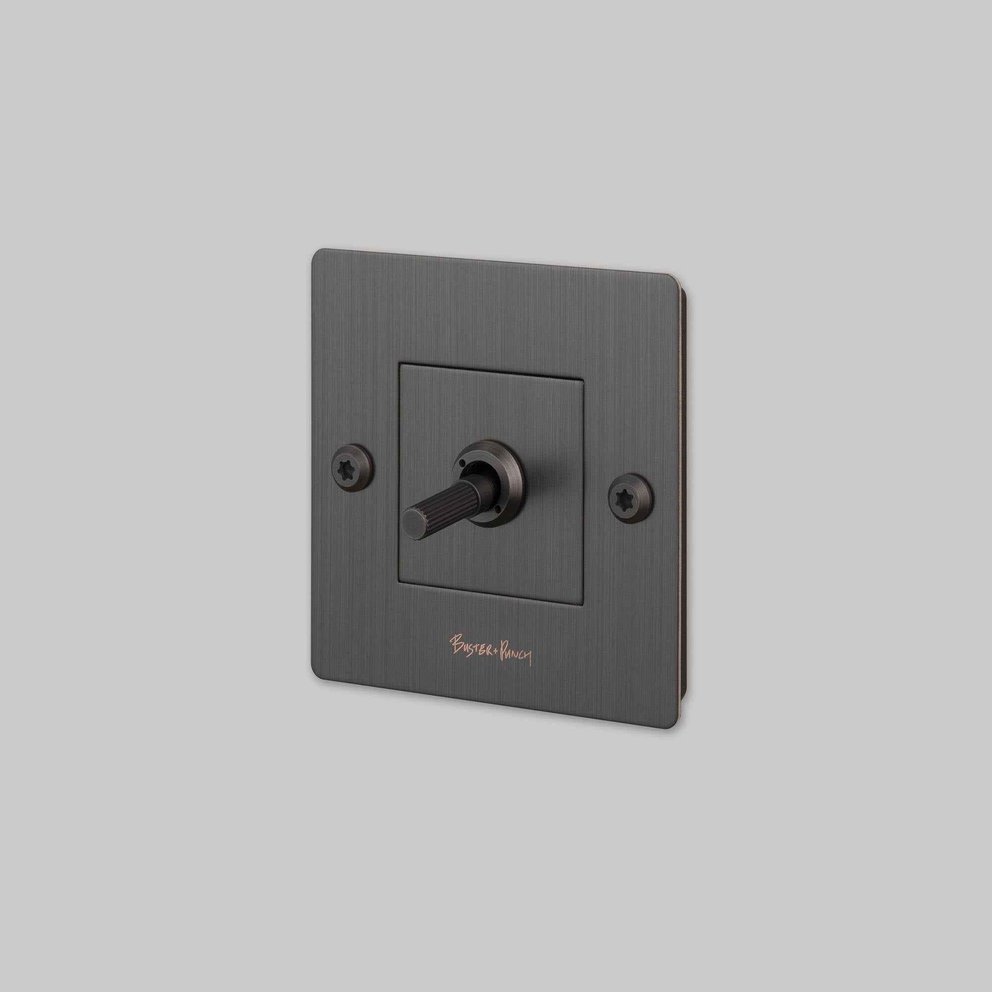 buster + punch | lichtschakelaar 1-voudige tuimelschakelaar linear (met logo) | smoked bronze